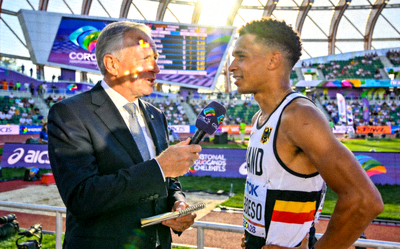 资深记者在赛事现场进行权威采访与报道