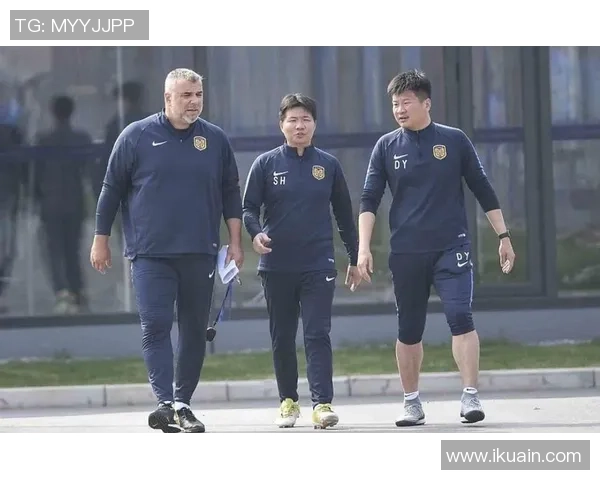 哪位世界级足球球星近期现身北京引发球迷热议与广泛关注